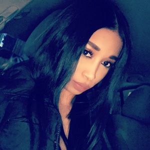 Meet Your Poshmark Pal @velissavaughn